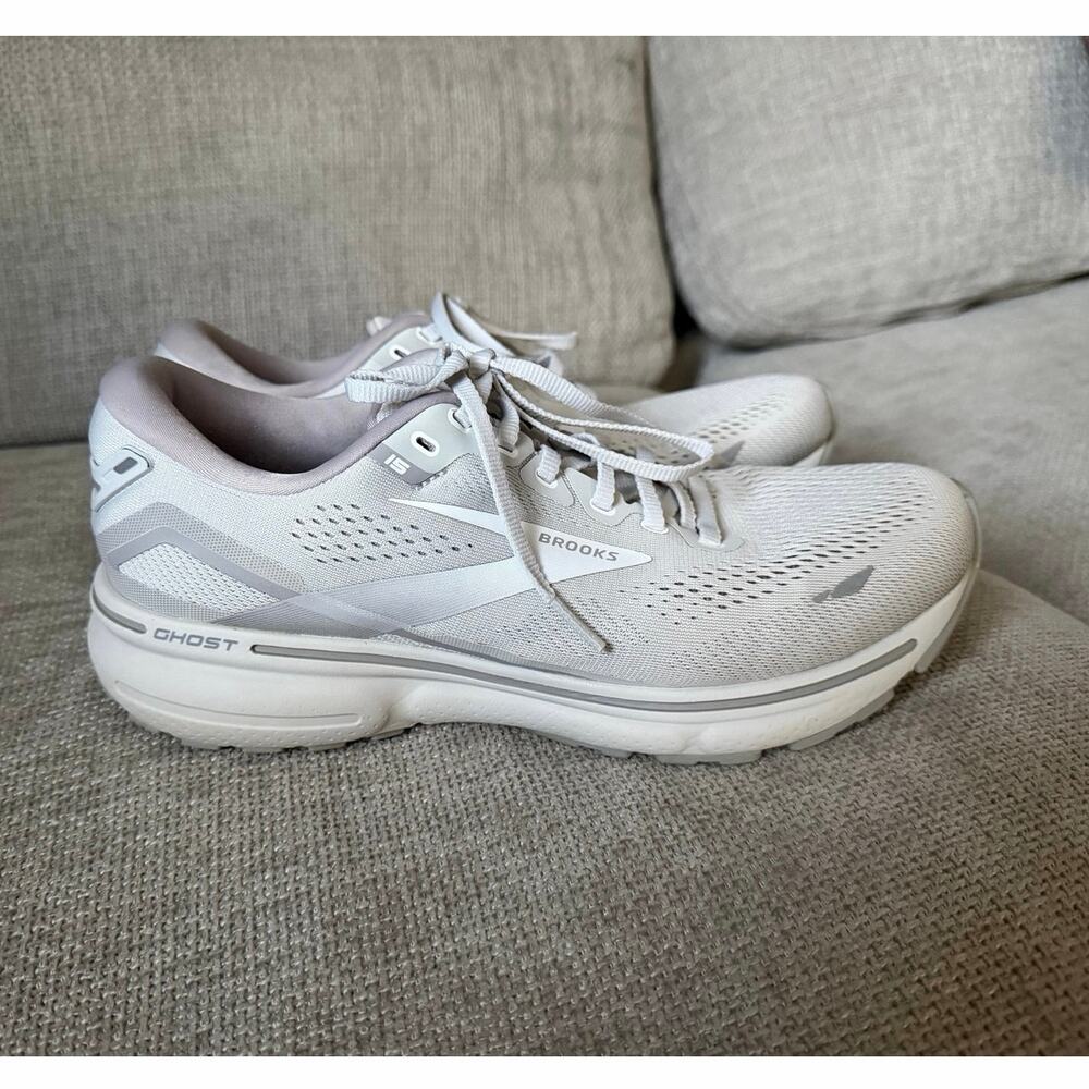 Brooks Ghost 15 women's neutral running shoe in the Oyster/Alloy/White size 10W